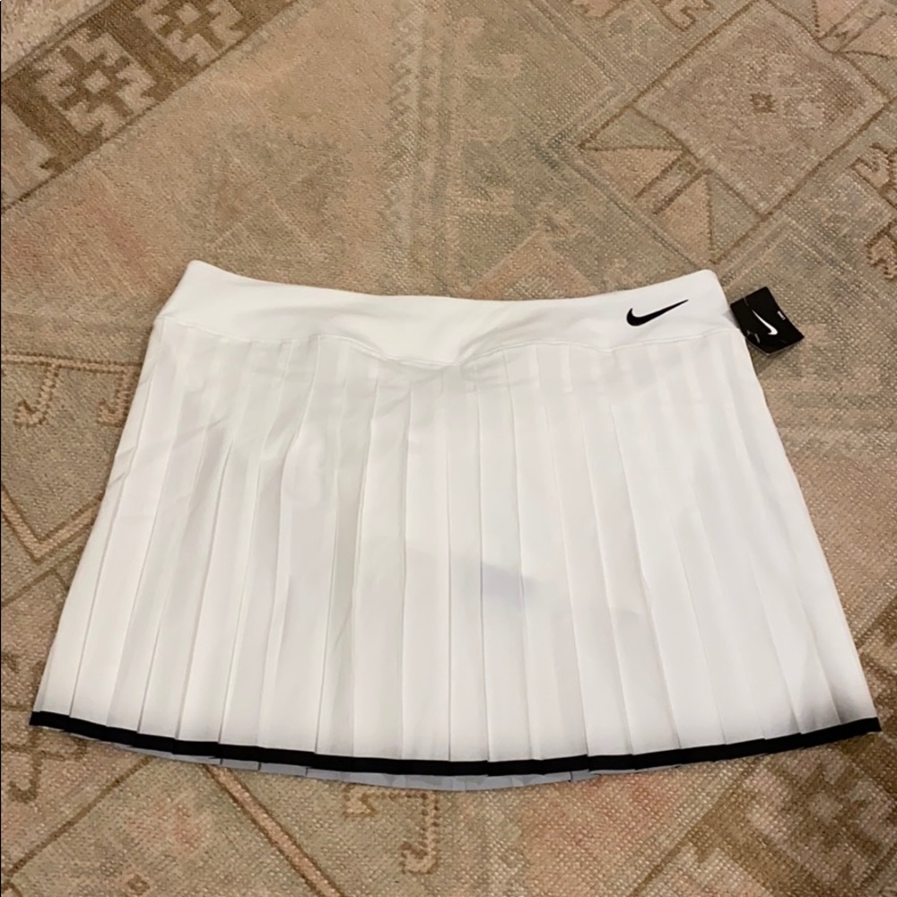 Tennis skirt, pleated with black trim